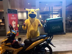 Kocak! Driver Ojol Ini Pakai Kostum Pikachu untuk Antar Makanan