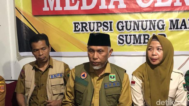 Gubernur Sumbar Mahyeldi di posko evakuasi korban Erupsi Gunung Marapi. (M Afdhal Afrianto/detikSumut)