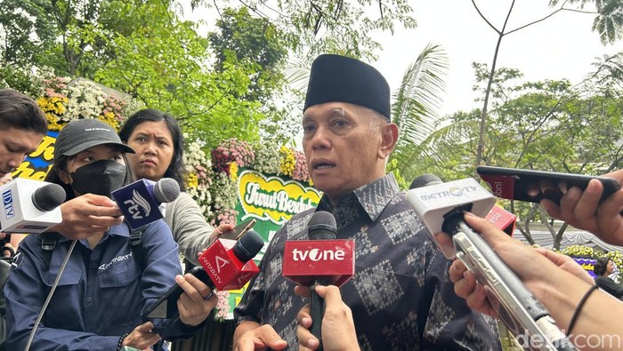 Hatta Rajasa melayat ke rumah duka Mantan Kepala BNPB Doni Monardo.