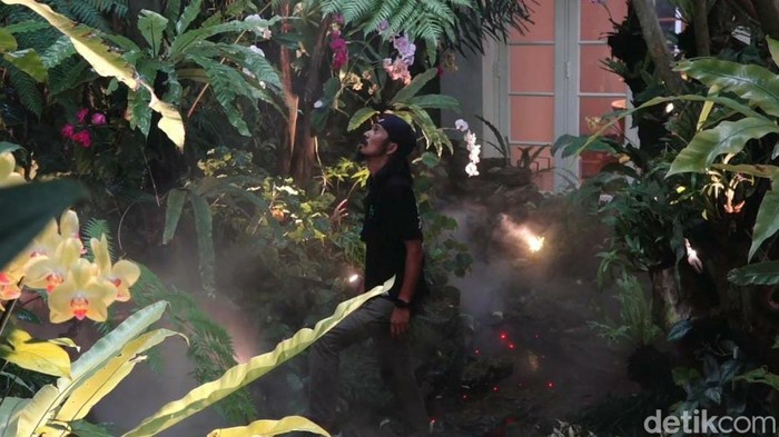 Herry Rasio saat mengerjakan taman landscape di salah satu rumah warga Kota Malang