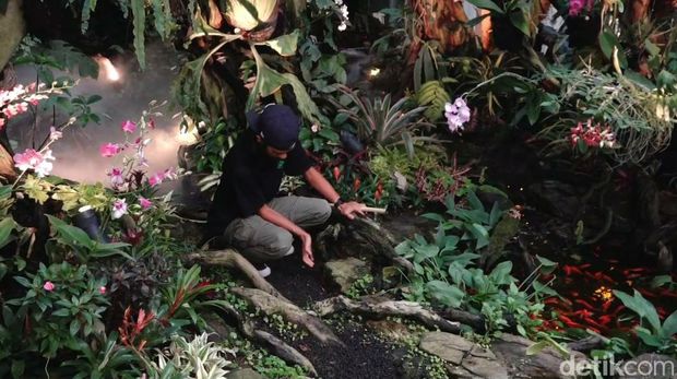Herry Rasio saat mengerjakan taman landscape di salah satu rumah warga Kota Malang