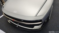 Hanya saja, Giugiaro memberi sentuhan modern di sejumlah bagian, mulai dari lampu utamanya yang dibuat mengotak seperti Ioniq 5 dan 6, bumper yang lebih rendah, lubang-lubang udara di kedua sisi kendaraan dan penambahan sayap atau spoiler untuk menguatkan kesan balap. Foto: Septian Farhan Nurhuda / detikcom