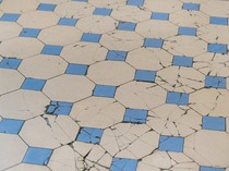 Nggak Perlu Ganti, Begini Cara Perbaiki Lantai Keramik Pecah