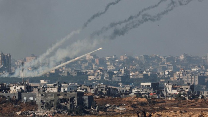 Israel Kembali Bombardir Gaza Setelah Gencatan Senjata Berakhir Rockets are launched from the Gaza Strip into Israel, after a temporary truce between Israel and the Palestinian Islamist group Hamas expired, as seen from Israel's border with Gaza in southern Israel, December 1, 2023. REUTERS/Amir Cohen TPX IMAGES OF THE DAY