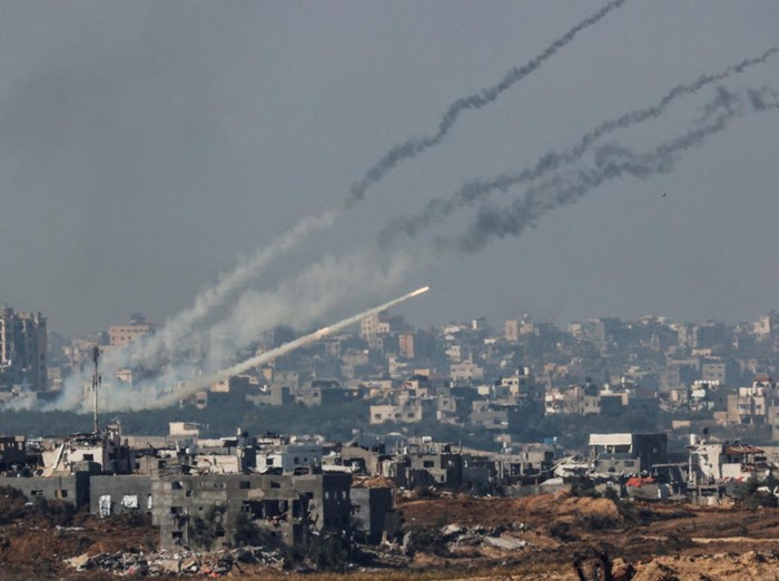 Rockets are launched from the Gaza Strip into Israel, after a temporary truce between Israel and the Palestinian Islamist group Hamas expired, as seen from Israels border with Gaza in southern Israel, December 1, 2023. REUTERS/Amir Cohen     TPX IMAGES OF THE DAY