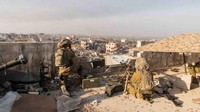 Ratusan ribu warga Palestina mencari perlindungan di wilayah Jalur Gaza bagian selatan, yang dianggap oleh Israel sebagai zona aman. Selama gencatan senjata berlangsung, militer Israel juga mencegah warga sipil Palestina untuk kembali ke rumah-rumah mereka di area utara Jalur Gaza. Israel Defense Forces/Handout via REUTERS