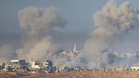 Sejumlah gambar yang beredar di media sosial menunjukkan kepulan asap hitam pekat menjulang ke udara dari area kamp Jabalia yang padat di wilayah Jalur Gaza bagian utara. REUTERS/Alexander Ermochenko