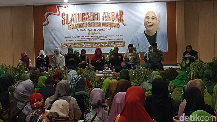 Istri Ganjar Pranowo, Siti Atikoh melanjutkan kunjungan ke Kabupaten Sumedang. (Tiara/detikcom)
