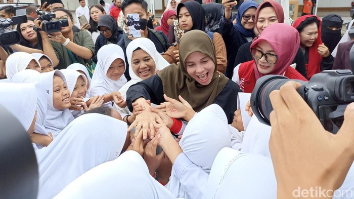 Istri Ganjar, Siti Atikoh, di Ponpes Gelar. (Tiara Aliya Azzahra/detikcom).