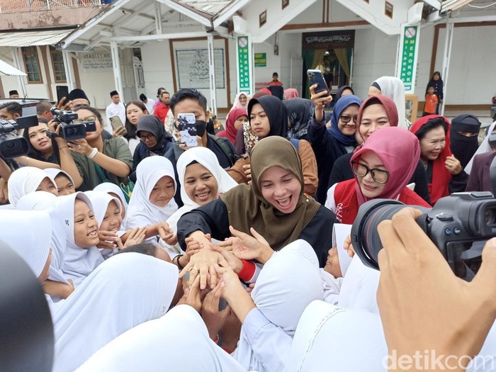Istri Ganjar, Siti Atikoh, di Ponpes Gelar. (Tiara Aliya Azzahra/detikcom).