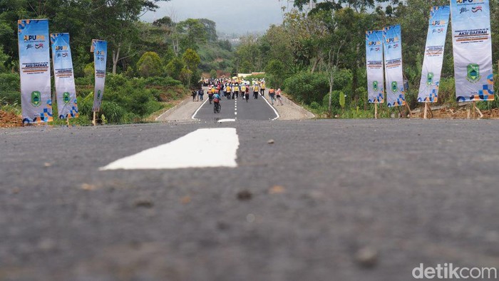 Jalan baru Cipari-Cisantana yang cocok dilintasi pesepeda