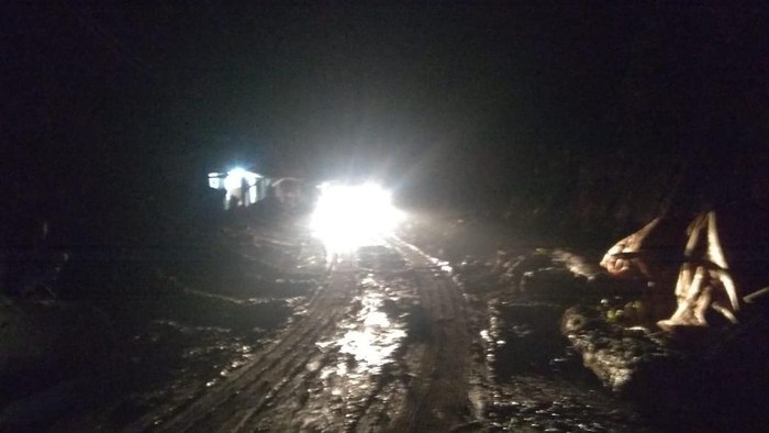 Jalan Poros Sinjai-Malino, Sulawesi Selatan (Sulsel) sudah bisa dilalui setelah material longsor yang menutupi jalan dibersihkan.