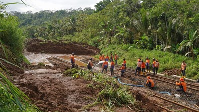Jalur Kereta Api di Banyumas Tertimbun Longsor, Perjalanan Dialihkan