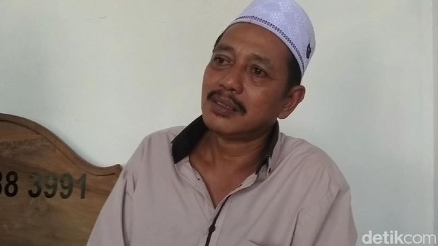 Jasono (55) Pemilik Panti Rehabilitasi Sosial Gangguan Jiwa dan Narkoba Tanbihul Ghofilin Cilacap saat ditemui di kediamannya, Senin (4/12/2023).