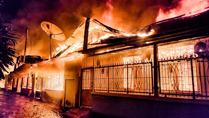 Sebanyak 8 petak rumah tenaga kesehatan (nakes) RSUD Abepura, Kota Jayapura, Papua hangus terbakar.