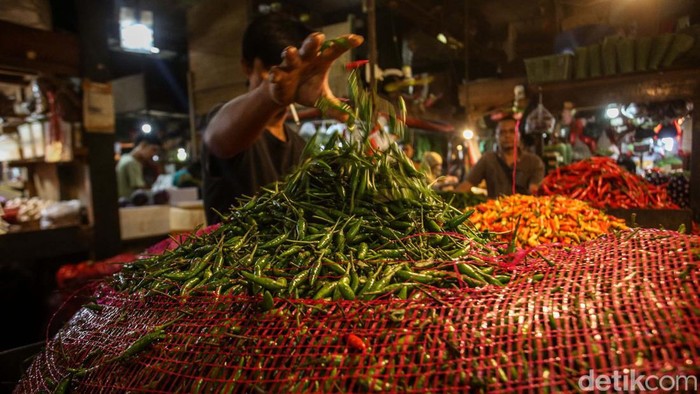 Jelang Nataru, harga cabai makin pedas. Seperti cabai merah yang tembus Rp 100 ribu.