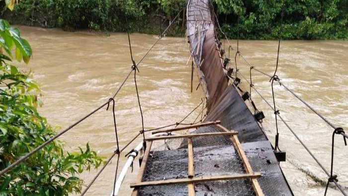 Jembatan gantung di Mamasa nyaris putus diterjang banjir.