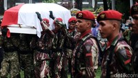 Peti jenazah Doni Monardo yang diselimuti bendera Merah Putih kemudian dibawa oleh prajurit ke area pemakaman. 
