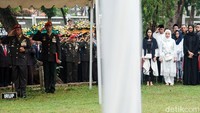Panglima TNI Jenderal Agus Subiyanto dan pelayat memberikan penghormatan saat prosesi pemakaman Doni Monardo. 