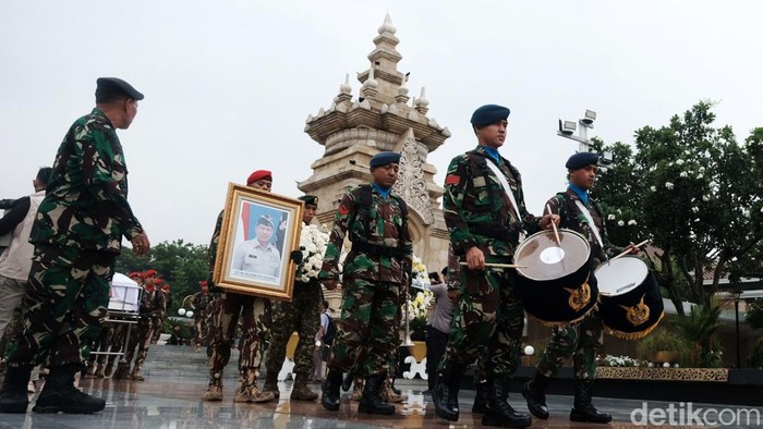 Mantan Kepala BNPB Letjen (Purn) Doni Monardo dimakamkan secara militer di TMP Kalibata, Jakarta, Senin (4/12/2023). Upacara pemakaman dipimpin oleh Panglima TNI Jenderal Agus Subiyanto.