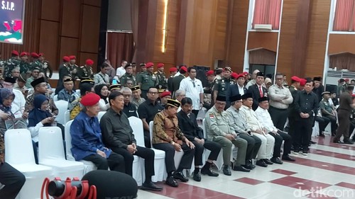 Jenazah mantan Kepala BNPB Letjen TNI (Purn) Doni Monardo disemayamkan di Mako Kopassus Cijantung sebelum dimakamkan di TMP Kalibata (Dwi Andayani/detikcom)