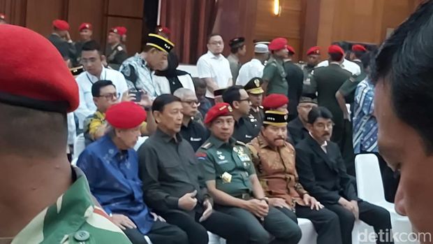 Jenazah mantan Kepala BNPB Letjen TNI (Purn) Doni Monardo disemayamkan di Mako Kopassus Cijantung sebelum dimakamkan di TMP Kalibata (Dwi Andayani/detikcom)