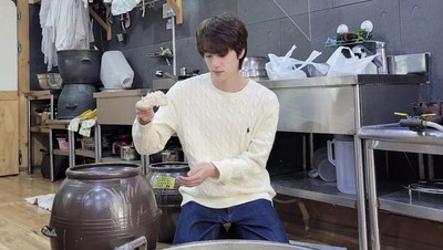 Senang Masak, Jin BTS Coba Bikin Arak dan Sajikan Daging Babi