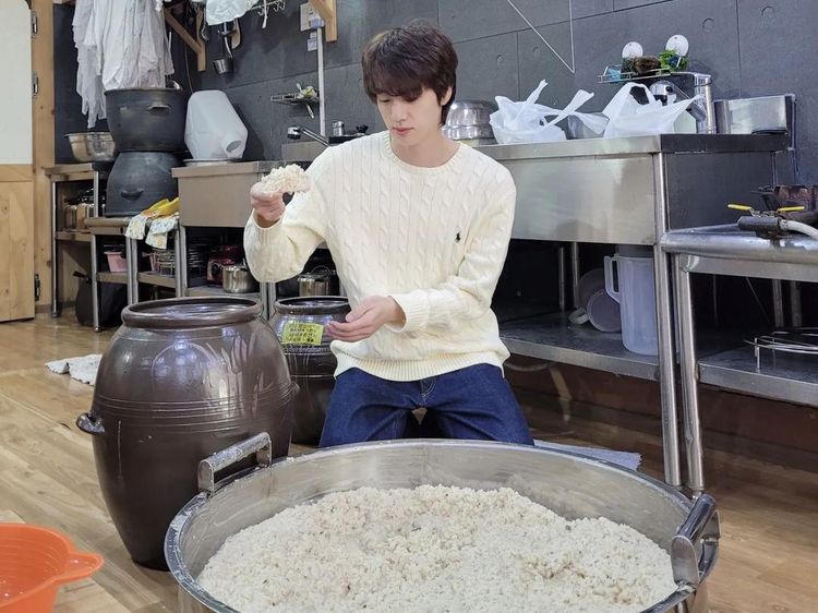 Senang Masak, Jin BTS Coba Bikin Arak dan Sajikan Daging Babi