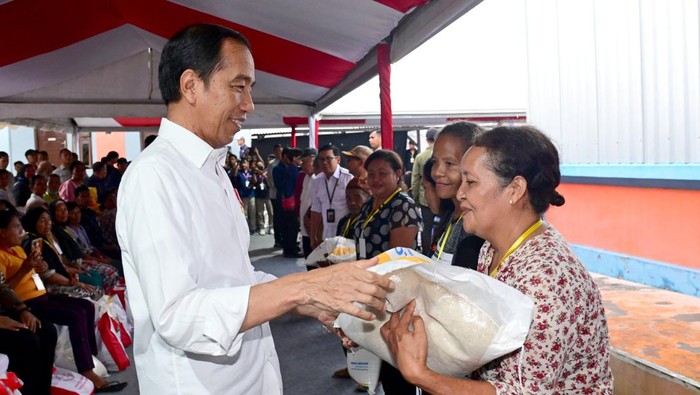 Jokowi beri bantuan beras ke masyarakat.
