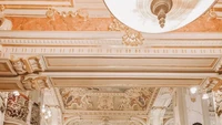 Interiornya yang mewah dengan tempat duduk yang berjejer rapih membuat kafe ini menjadi tujuan wisata kuliner mewah di Budapest. Foto: Pool/Site