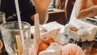 Begitu juga dengan sajian dessertnya yang tak kalah enak. New York Cafe memang tak hanya menjual tempat saja, tapi juga pengalaman bersantap yang tak terlupakan. Foto: Pool/Site