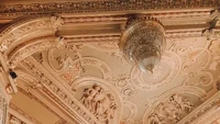 Pengunjung kafe bisa sekaligus mengelilingi gedung mewah bersejarah ini, sambil melihat ukiran indah yang ada di dinding dan langit-langit kafe. Foto: Pool/Site