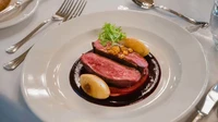 Selain kopi, dessert dan cokelat, di New York Cafe juga bisa memesan hidangan utama seperti steak dan lainnya. Foto: Pool/Site