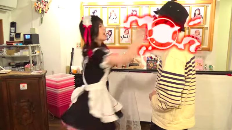 Kafe maid kasar diJepang