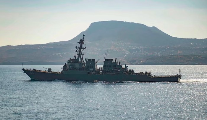 Kapal berpeluru kendali USS Carney melakukan intervensi untuk melindungi kapal komersial yang diserang oleh Houthi.
