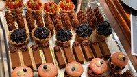Cokelat yang manis dan legit dengan berbagai varian ditampilkan di sini. Selain itu ada juga pastry seperti macaroon hingga tartlet cantik yang bisa dipesan. Foto: Instagram/kapicciiiinoo