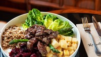 Salt Bae juga menghadirkan makanan yang lebih mengenyangkan. Salad dengan tambahan potongan daging bisa dipesan jika masih merasa lapar. Foto: Instagram/kapicciiiinoo
