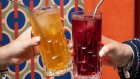 Ada banyak varian minuman yang juga dihadirkan di kafe ini. Racikan non coffee yang populernya adalah minuman dengan warna cantik ini yang menggunakan bahan dasar teh dan buah-buahan. Foto: Instagram/kapicciiiinoo
