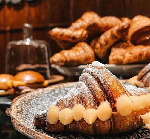 Ada Pastry hingga Kopi Berlapis Emas di Kafe Milik Salt Bae
