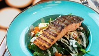 Bagi penggemar ikan, ada juga menu salmon yang dipanggang dna disajikan bersama salad segar. Hidangan ini cocok untuk mereka yang ingin makan makanan rendah kalori. Foto: Instagram/kapicciiiinoo
