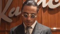 Salt Bae membagikan sebuah unggahan pada akun Instagramnya (3/12). Dalam videonya ia tampak menyiapkan secangkir kopi yang hangat. Foto: Instagram/kapicciiiinoo