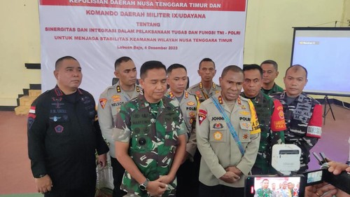 Kapolda NTT Irjen Johni Asadoma memberikan keterangan seusai Penandatanganan Kerja sama Polda NTT dan Kodam Udayana di Mapolres Manggarai Barat, Senin (4/12/2023).  (Ambrosius Ardin)