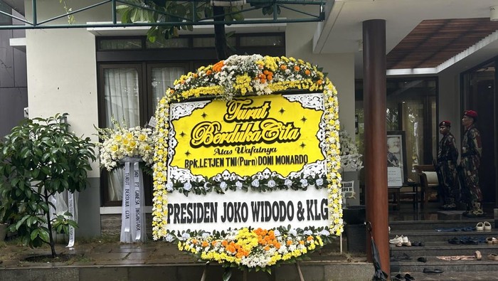 Karangan bunga banjiri rumah duka Doni Monardo (Kadek/detikcom)