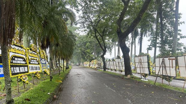 Karangan bunga banjiri rumah duka Doni Monardo (Kadek/detikcom)