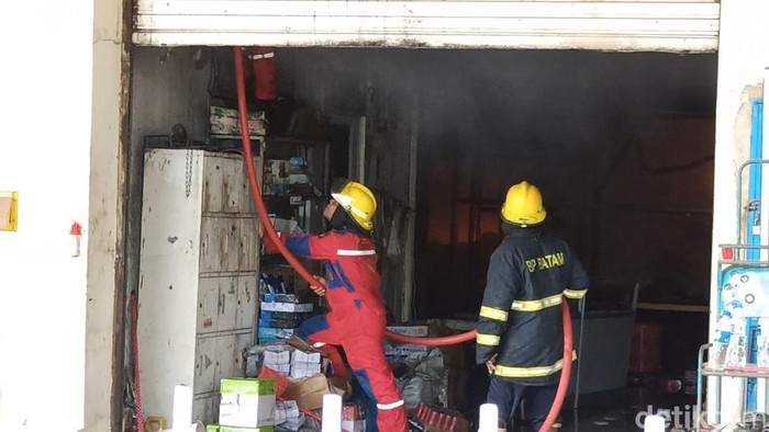 Kawasan Pergudangan Union, Batu Ampar, Batam, Kepulauan Riau (Kepri) terbakar pada Senin (4/12/2023).(Alamudin Hamapu/detikSumut)