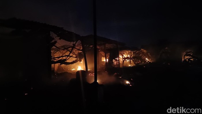 Kebakaran Pasar Leces yang belum juga padam hingga Senin malam.