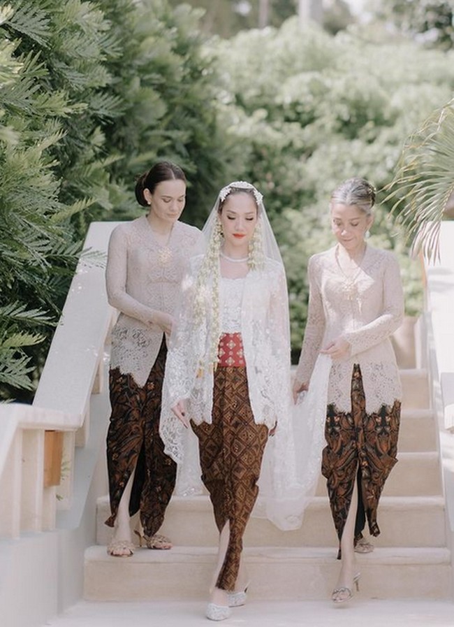 Saat pernikahannya di Amankila Resort, Bali, pada Selasa (2/12/2023), Bunga Citra Lestari tampil dengan adat Jawa saat akad nikah. Mengenakan kebaya putih, kain batik, dengan sanggul dan ronce melati, BCL tampil bersahaja di momen pernikahannya dengan Tiko Aryawardhana itu. Foto: dok. Instagram