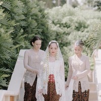 Saat pernikahannya di Amankila Resort, Bali, pada Selasa (2/12/2023), Bunga Citra Lestari tampil dengan adat Jawa saat akad nikah. Mengenakan kebaya putih, kain batik, dengan sanggul dan ronce melati, BCL tampil bersahaja di momen pernikahannya dengan Tiko Aryawardhana itu. Foto: dok. Instagram