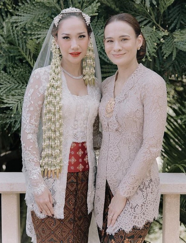 Bunga membuat sangat mudah untuk mencintainya sepenuh hati. Di mata publik dia terlihat sebagai wanita mandiri yang kuat, namun sangat menyenangkan menyaksikan sisi rentan, baik hati, dan penuh kasih sayang darinya. Dia berada di balik banyak perjalanan keluarga, hadiah penuh arti, dan kenangan berharga. Terima kasih telah menjadi dirimu sayang, tulis Aishah. Foto: dok. Instagram