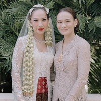 Bunga membuat sangat mudah untuk mencintainya sepenuh hati. Di mata publik dia terlihat sebagai wanita mandiri yang kuat, namun sangat menyenangkan menyaksikan sisi rentan, baik hati, dan penuh kasih sayang darinya. Dia berada di balik banyak perjalanan keluarga, hadiah penuh arti, dan kenangan berharga. Terima kasih telah menjadi dirimu sayang, tulis Aishah. Foto: dok. Instagram